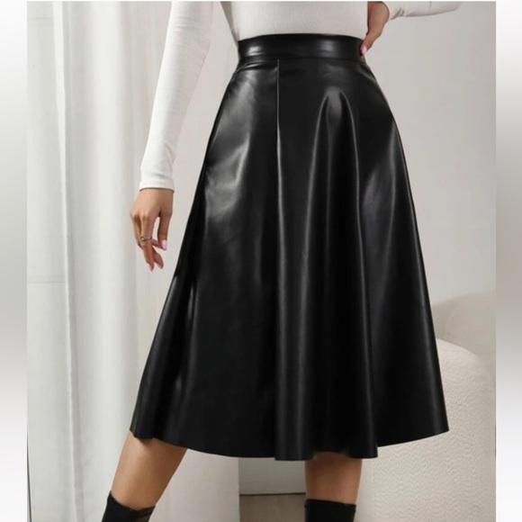 Luxe brown pocketed vegan leather mini skirt - Picture 5 of 8